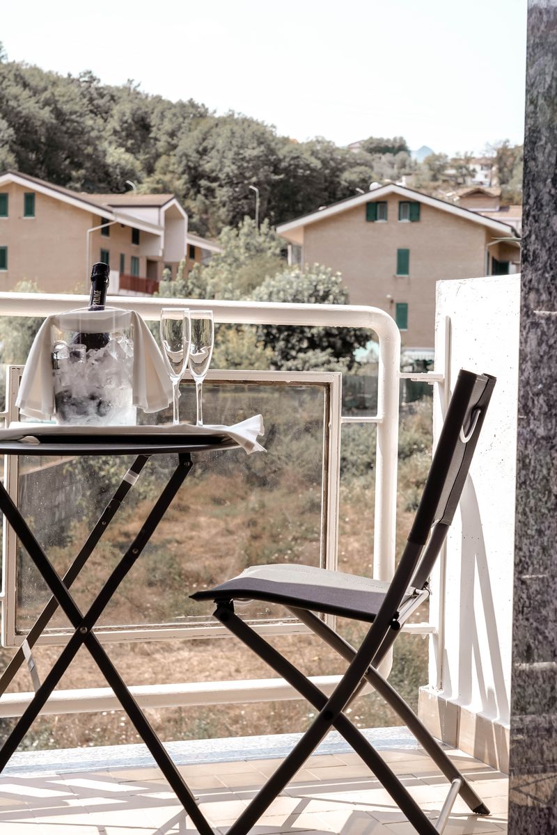 Balkon mit Weinflasche und Blick auf die Hügel von Oliveto Citra
